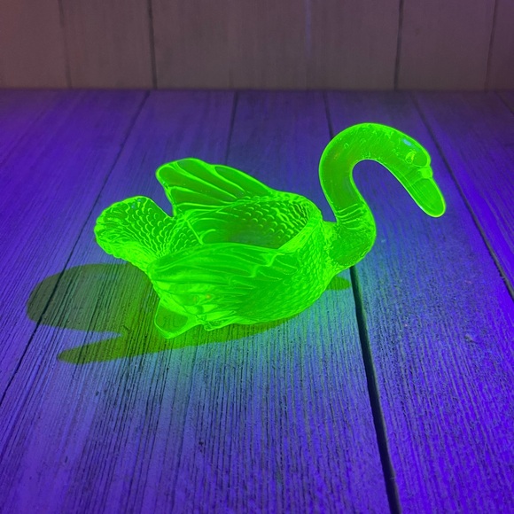 Vtg Vaseline Glass Swan Salt Cellar) - Picture 3 of 7